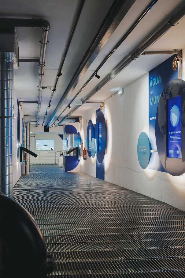 La pieza clave en los baños de este proyecto es el galardonado W+W, una ingeniosa combinación de lavabo e inodoro que permite ahorrar hasta un 25 % de agua. Esta pieza incorpora la grifería Single Pro, que incluye un innovador cartucho que reduce al mínimo el consumo de agua y las emisiones de CO2, una nueva muestra de la integración de tecnología al servicio del medioambiente que caracteriza a Roca. Los urinarios Proton también contribuyen a un uso eficiente de recursos con su diseño minimalista y un sistema de descarga sin contacto que utiliza únicamente 0,5 litros de agua por descarga. Por otro lado, la combinación de los inodoros suspendidos The Gap y las placas de accionamiento PL1 Dual añade funcionalidad y estilo a este espacio público. Asimismo, los lavabos sobre encimera The Gap Round realzan aún más la estética de los baños del museo. Este enclave también llama la atención de sus visitantes con exposiciones.8