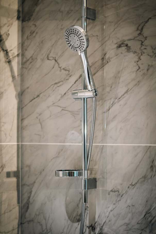 Las soluciones de Roca seleccionadas en los espacios de baño y las cocinas de todas las viviendas son el complemento perfecto al estilo exclusivo de las torres. Entre ellas se encuentran los inodoros Nexo y los inodoros suspendidos Meridian-N y The Gap, con asientos de caída amortiguada para un mayor confort. Con el fin de crear una experiencia exclusiva en la zona de ducha, se ha optado por el rociador circular Rainsense y la ducha de mano Stella, mientras que algunos apartamentos cuentan con la bañera Virginia, caracterizada por su elegante estética y grandes dimensiones. Asimismo, se han seleccionado lavabos de las colecciones Inspira, fabricados en Fineceramic®, y Bol, que realzan el diseño sofisticado de cada vivienda.10