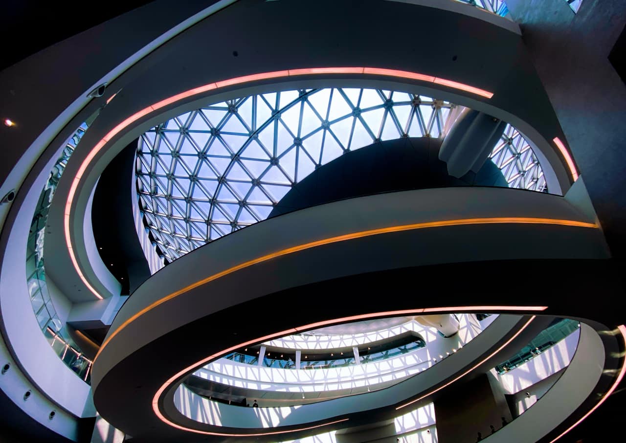 El Museo de Astronomía de Shanghái, diseñado por Ennead Architects y Thomas Wong, aúna simbolismo científico y cultural. Las soluciones de baño Roca han sido escogidas por su diseño limpio y moderno y su resistencia a un uso intensivo en espacios públicos. Los inodoros The Gap, los urinarios Site, los urinarios Chic con alimentación oculta, la grifería de lavabo L20-E y los lavabos bajo encimera Berna ofrecen la combinación perfecta de durabilidad y estilo. La grifería y los urinarios con sensor permiten un uso sin contacto, ofreciendo una mayor higiene y reduciendo al mismo tiempo el consumo de agua. Todas estas ventajas hacen que los baños cumplan con las normas estéticas del museo y mantengan el espacio limpio e higiénico.1
