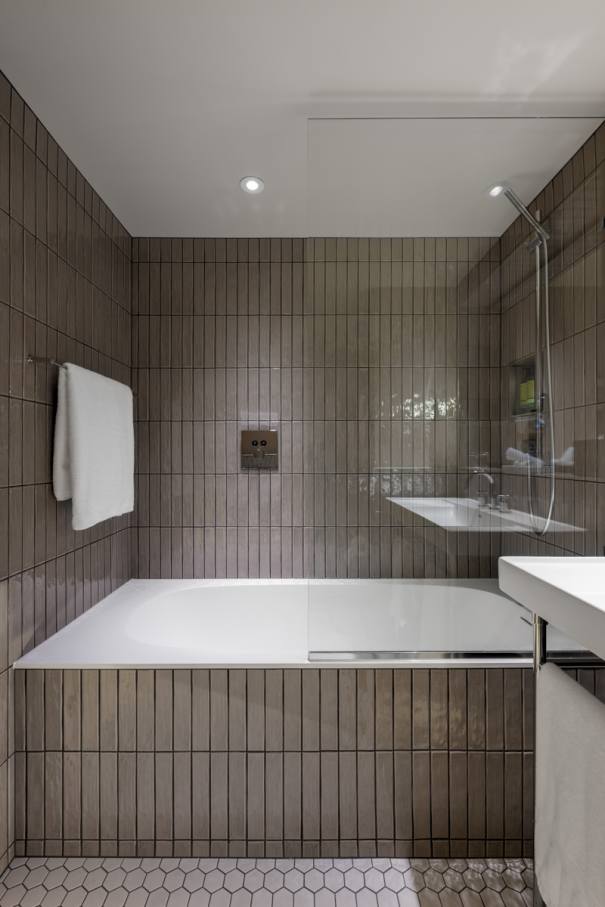 El inodoro suspendido Rimless® y el lavabo de Fineceramic®, ambos de la colección Ona, han sido seleccionados por su diseño funcional y su innovadora tecnología. El primero mejora la higiene y la eficiencia espacial, mientras que el segundo ofrece la máxima durabilidad y un diseño sofisticado. Por otro lado, el plato de ducha Pyros, fabricado en Stonex®, destaca por su diseño extraplano y su discreto desagüe lineal, elevando así la estética del espacio de baño. Esta colaboración es el ejemplo perfecto de cómo el diseño y la tecnología de vanguardia logran realzar los espacios históricos, creando una sinergia atemporal entre la elegancia victoriana y el confort más actual.7