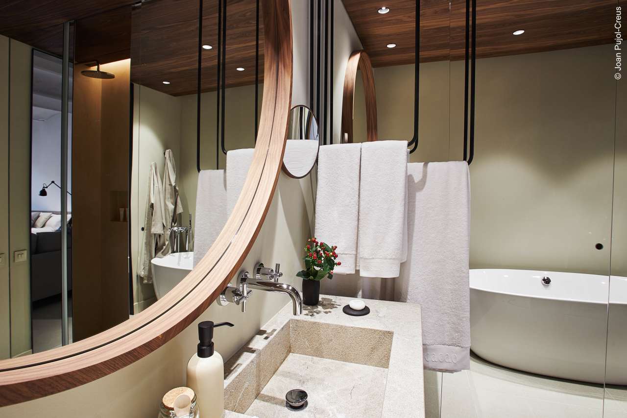 Cada una de las 15 habitaciones del Hotel Casa Cacao muestran una cuidada atención al detalle, fiel reflejo del artesanal proceso de elaboración del chocolate de Casa Cacao. Los baños están diseñados como espacios de relajación y bienestar, con productos Roca elegidos por su calidad y armonía estética con los interiores del hotel. Los toques modernos, como el inodoro Meridian, la grifería Loft y los accesorios Superinox, se complementan con soluciones orientadas al confort como la bañera exenta Virginia o los exclusivos rociadores Rainsense y Raindream. Con esta colaboración, el Hotel Casa Cacao y Roca han redefinido el lujo, ofreciendo a sus huéspedes una fusión única de arte culinario y sofisticación.