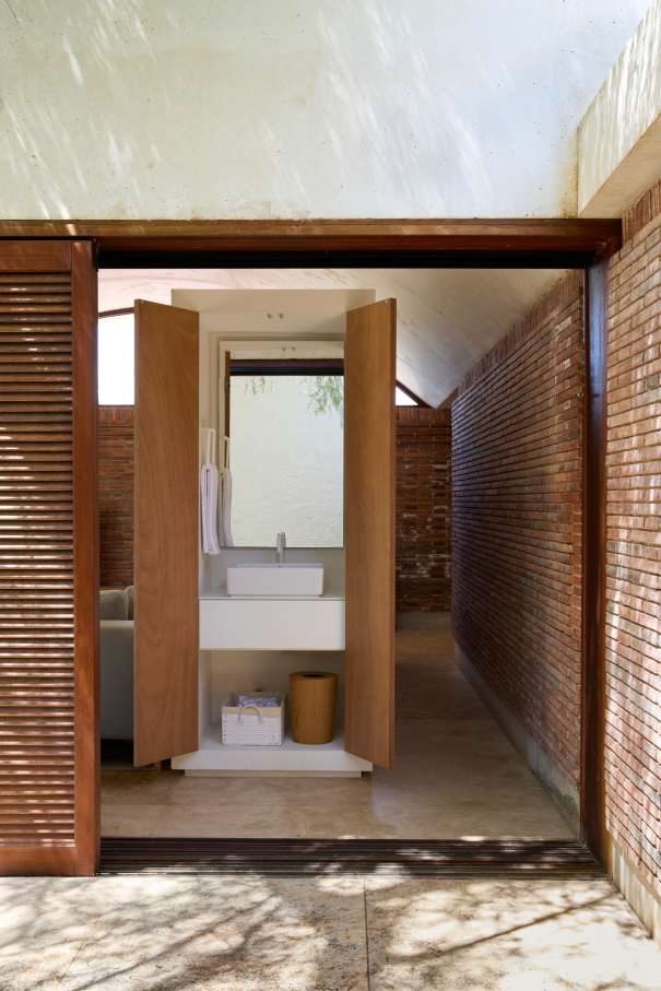 La distribución de Casa IV transforma el baño en un elemento fluido del espacio vital, contribuyendo a mejorar la experiencia de los habitantes de la vivienda. La incorporación de la bañera, el inodoro y el lavabo sobre encimera de la colección Tura genera una sensación de calma y sofisticación, mientras que la grifería Stripes de la colección Nu introduce un toque de dinamismo. La bañera trasciende lo funcional, convirtiéndose en el centro de atención del dormitorio y en un símbolo del estilo de vida mediterráneo. Esta vivienda es un ejemplo de cómo los productos Roca mejoran la experiencia de los usuarios, creando una mezcla perfecta de funcionalidad y diseño, en línea con la filosofía del proyecto, basada en la elegancia discreta y en los detalles cuidadosamente escogidos.7