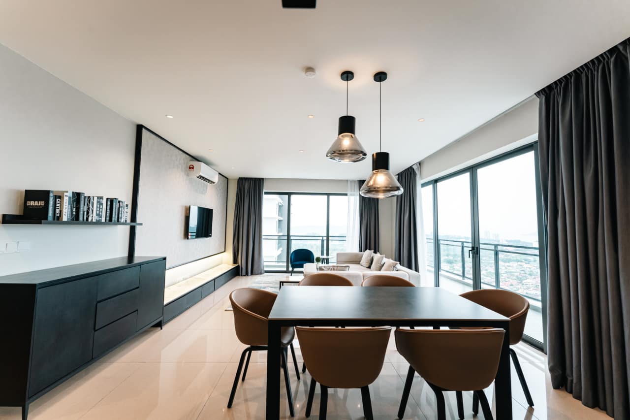 Las soluciones de Roca seleccionadas en los espacios de baño y las cocinas de todas las viviendas son el complemento perfecto al estilo exclusivo de las torres. Entre ellas se encuentran los inodoros Nexo y los inodoros suspendidos Meridian-N y The Gap, con asientos de caída amortiguada para un mayor confort. Con el fin de crear una experiencia exclusiva en la zona de ducha, se ha optado por el rociador circular Rainsense y la ducha de mano Stella, mientras que algunos apartamentos cuentan con la bañera Virginia, caracterizada por su elegante estética y grandes dimensiones. Asimismo, se han seleccionado lavabos de las colecciones Inspira, fabricados en Fineceramic®, y Bol, que realzan el diseño sofisticado de cada vivienda.35