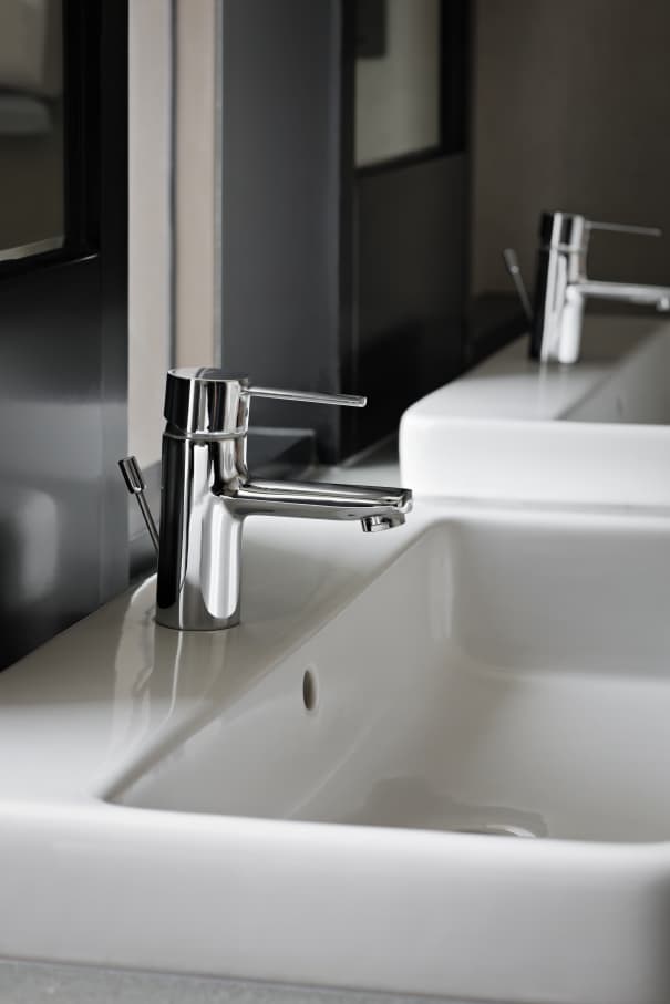 Los espacios de baño del hotel, minimalistas y modernos, están equipados con las soluciones de Roca. Los rociadores Rainsense y Raindream son una fuente de bienestar, mientras que las suaves formas redondeadas de los inodoros Meridian, las bañeras Element y los lavabos The Gap evocan la conexión con la naturaleza. En los espacios públicos del hotel, los urinarios Mural y los lavabos Inspira aportan sofisticación y la máxima funcionalidad, en línea conel compromiso del hotel con el lujo y el diseño más vanguardista.15