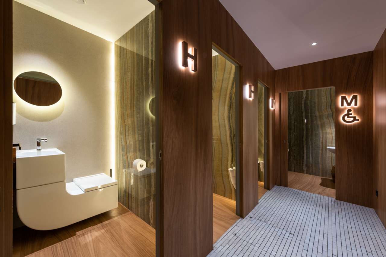 El restaurante Omeraki es pionero a la hora de ofrecer una experiencia gastronómica creativa y respetuosa con el medio ambiente. La sostenibilidad es el núcleo de su filosofía, que se traslada al diseño de los baños a través de los innovadores productos de Roca. Entre ellos destaca el icónico inodoro W+W, presente tanto en el baño de hombres como en el de mujeres, donde proporciona una solución sostenible y eficiente sin comprometer el diseño. La elegancia y funcionalidad del baño se ve realzada por los lavabos totem de Fineceramic® de la colección Beyond y la grifería electrónica Loft.6