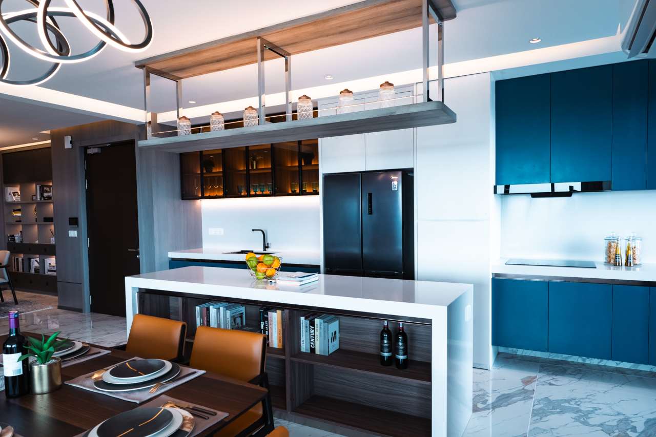 Las soluciones de Roca seleccionadas en los espacios de baño y las cocinas de todas las viviendas son el complemento perfecto al estilo exclusivo de las torres. Entre ellas se encuentran los inodoros Nexo y los inodoros suspendidos Meridian-N y The Gap, con asientos de caída amortiguada para un mayor confort. Con el fin de crear una experiencia exclusiva en la zona de ducha, se ha optado por el rociador circular Rainsense y la ducha de mano Stella, mientras que algunos apartamentos cuentan con la bañera Virginia, caracterizada por su elegante estética y grandes dimensiones. Asimismo, se han seleccionado lavabos de las colecciones Inspira, fabricados en Fineceramic®, y Bol, que realzan el diseño sofisticado de cada vivienda.22