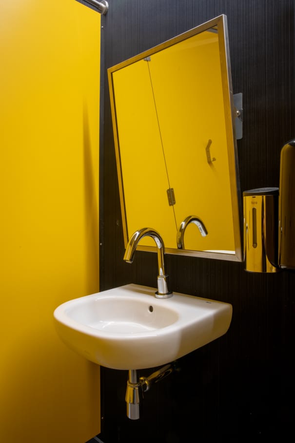 La colaboración de Roca con DHub es un ejemplo del equilibrio entre forma y función. Los productos Roca, entre los que destacan los elegantes lavabos Foro, la grifería Loft-E y los lavabos Meridian, están perfectamente integrados en los modernos espacios del DHub, diseñados por MBM Arquitects. Esta colaboración implica una apuesta por la sostenibilidad y la accesibilidad, demostrando que el diseño más innovador puede mejorar nuestro día a día y contribuir al mismo tiempo a un entorno más sostenible e inclusivo.10