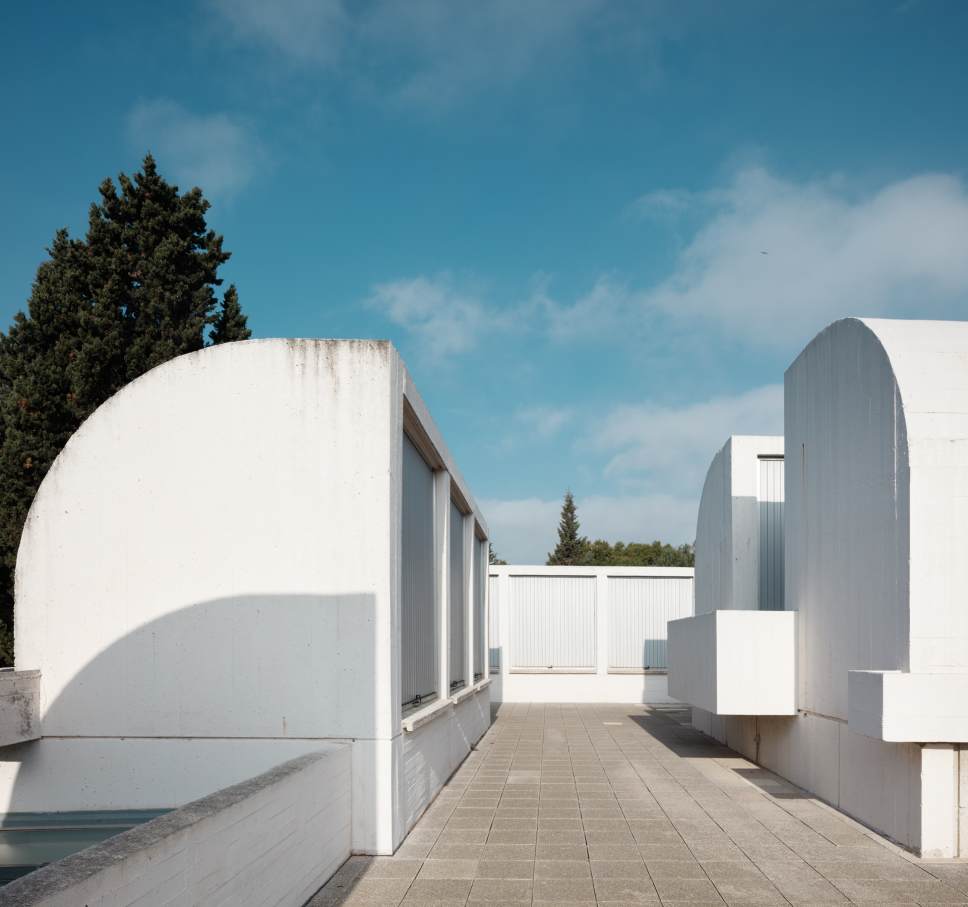 Con el fin de adaptar los baños a las necesidades actuales y respetar la integridad del edificio, los productos seleccionados deben transmitir los ideales contemporáneos de su arquitectura y ser accesibles e inclusivos. El diseño lineal y estructurado de los lavabos murales y las suaves curvas y volúmenes apilados de los inodoros suspendidos Roca Rimless® evocan una simplicidad atemporal y se hacen eco de los ideales modernistas del edificio de Sert. La colección Access, adecuada para todo tipo de usuarios, ha sido otra incorporación esencial a los baños, incluidos los asientos y tapas de inodoro, los espejos basculantes y los asientos de ducha abatibles. La elección de los dispensadores de toallas y las papeleras de la colección Public han contribuido a una mayor funcionalidad del espacio.8