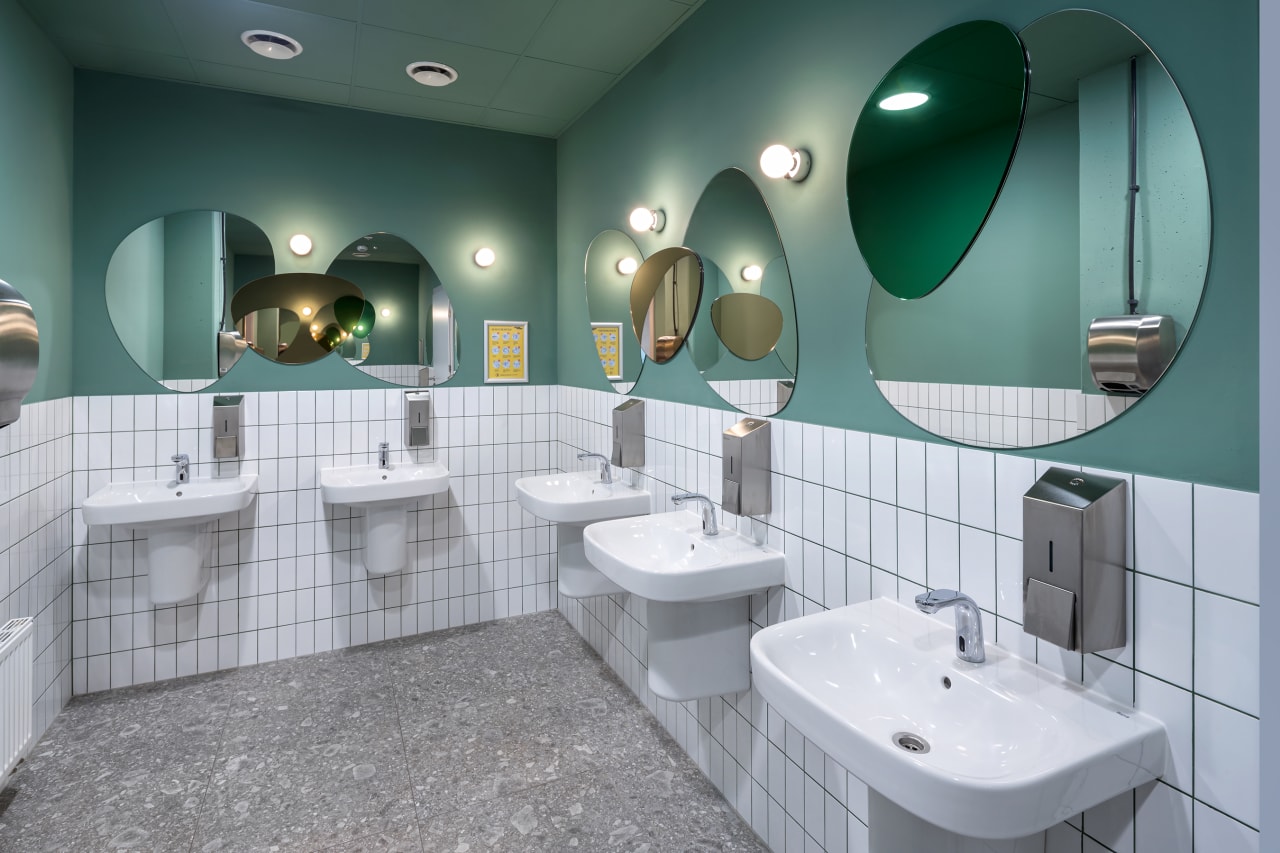 El proyecto, dirigido por el estudio holandés MVRDV en colaboración con el estudio polaco Q2 Studio, combina la rehabilitación histórica con una ampliación moderna. Los interiores, galardonados con el prestigioso premio ArchDaily al Edificio del Año en 2021, aúnan a la perfección funcionalidad y estética. Para garantizar el confort de todos los usuarios, los espacios de baño cuentan con productos Roca, como los lavabos suspendidos Debba, los urinarios Nexo y los inodoros suspendidos The Gap Rimless. Asimismo, la grifería electrónica L20 y la grifería de lavabo con maneta gerontológica completan el equipamiento de los baños, reflejando el compromiso del proyecto con la calidad y la excelencia en el diseño.5