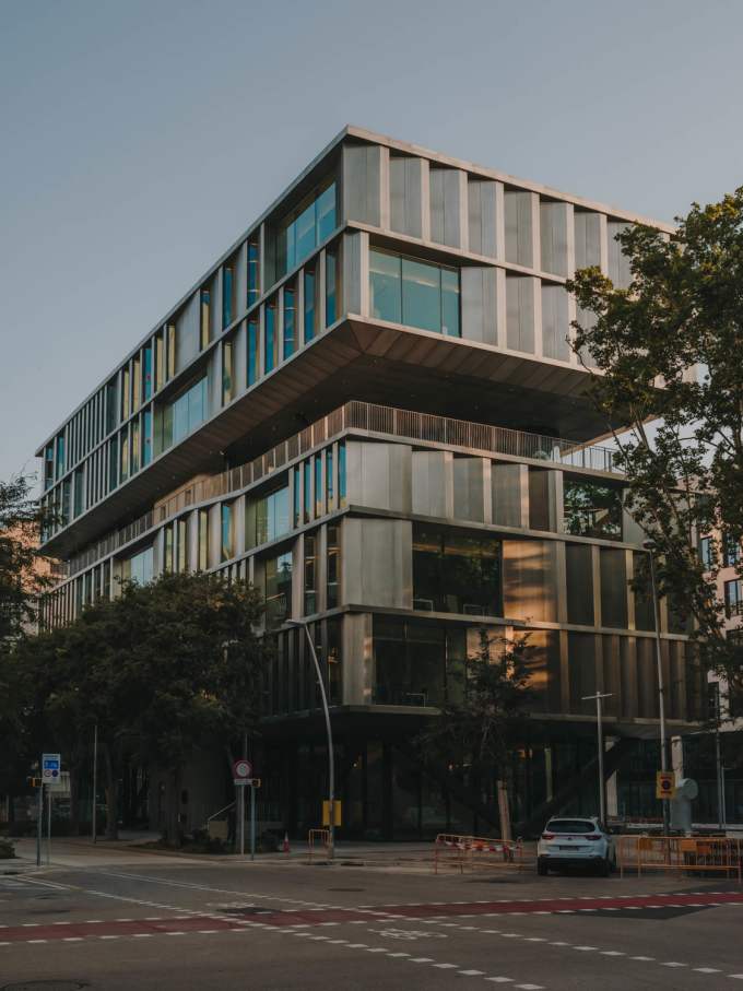 La colección Nu de grifería, presente en las cocinas, ha sido seleccionada por su vibrante color e innovador diseño. El divertido acabado amarillo miel aporta personalidad a los minimalistas baños comunes. Los inodoros suspendidos Rimless® de la colección The Gap Round, los inodoros de la colección Meridian y los urinarios de porcelana de la colección Hall cuentan con diseño moderno que refleja la estética del edificio. El lavabo mural Debba, de líneas redondeadas y con un estilo inconfundible, es la elección perfecta para baños muy transitados gracias a su durabilidad y funcionalidad. Las colecciones de grifería Brava e Instant, con un moderno e intuitivo diseño, son fáciles de utilizar e ideales para entornos de uso intensivo.9