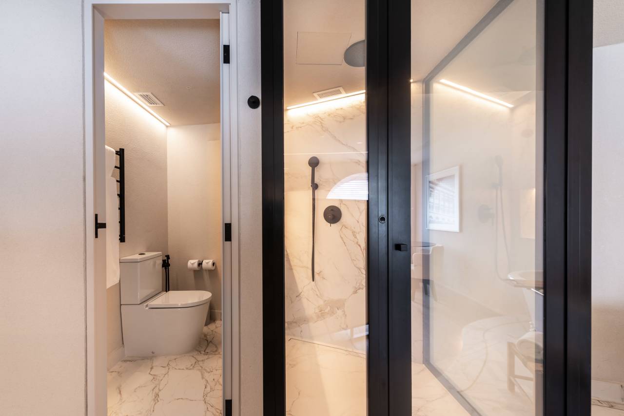 El compromiso de Roca por ofrecer experiencias de baño excepcionales están en perfecta sintonía con el prestigio del Hotel Unique como símbolo del lujo y la excelencia en el diseño en São Paulo. La reforma de 2024 combina modernidad con una elegancia atemporal, mejorando la experiencia de los huéspedes. Para crear una estética impactante, se ha combinado la grifería de lavabo de caño alto Ona de Roca en negro titanio con los lavabos Ohtake y Horizon. Los rociadores Rainsense en negro mate y las duchas de mano Stella proporcionan una agradable sensación de confort, mientras que los inodoros Inspira con tecnología Rimless completan un baño sostenible, sofisticado y minimalista.1