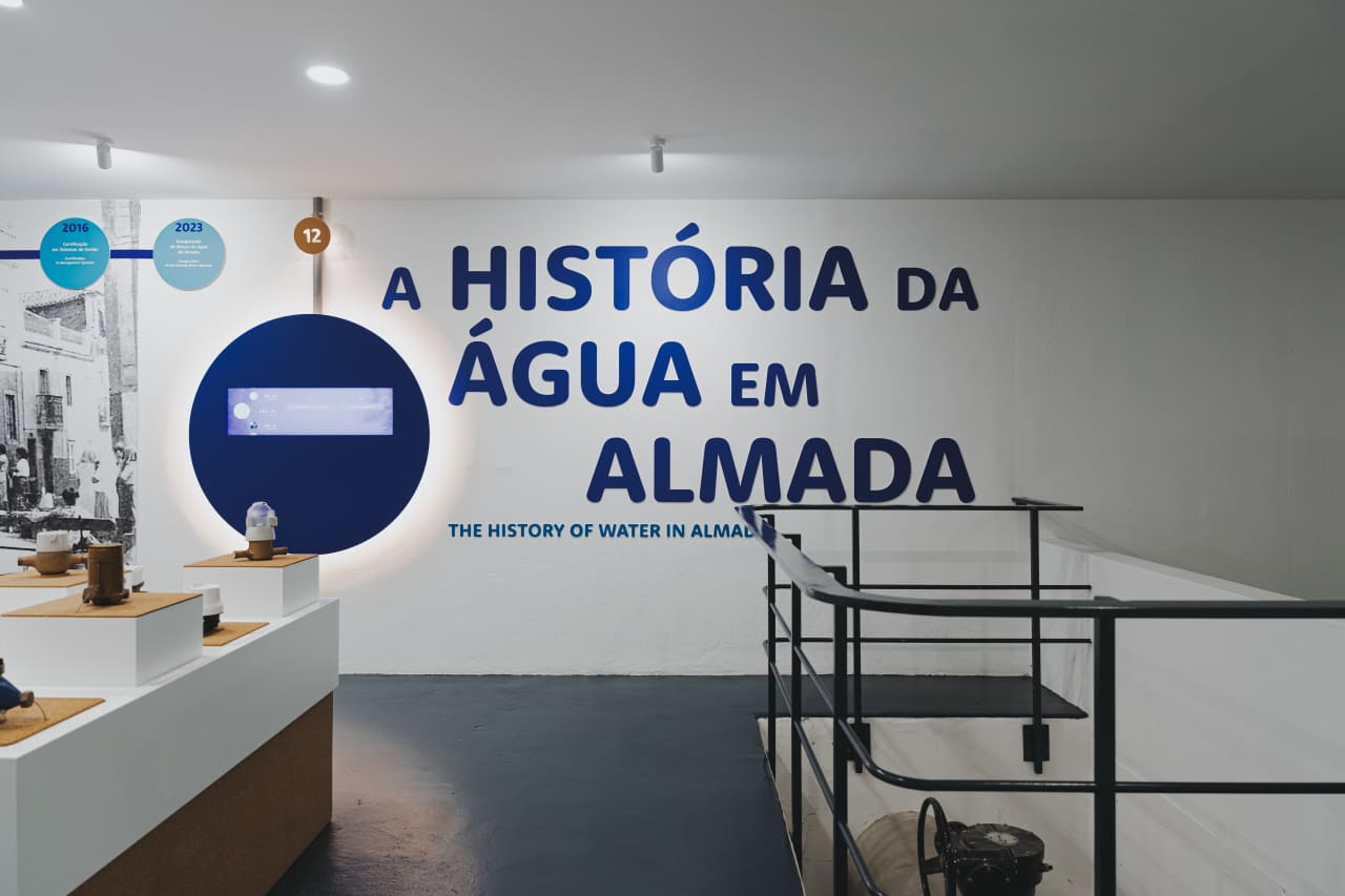 La pieza clave en los baños de este proyecto es el galardonado W+W, una ingeniosa combinación de lavabo e inodoro que permite ahorrar hasta un 25 % de agua. Esta pieza incorpora la grifería Single Pro, que incluye un innovador cartucho que reduce al mínimo el consumo de agua y las emisiones de CO2, una nueva muestra de la integración de tecnología al servicio del medioambiente que caracteriza a Roca. Los urinarios Proton también contribuyen a un uso eficiente de recursos con su diseño minimalista y un sistema de descarga sin contacto que utiliza únicamente 0,5 litros de agua por descarga. Por otro lado, la combinación de los inodoros suspendidos The Gap y las placas de accionamiento PL1 Dual añade funcionalidad y estilo a este espacio público. Asimismo, los lavabos sobre encimera The Gap Round realzan aún más la estética de los baños del museo. Este enclave también llama la atención de sus visitantes con exposiciones.18