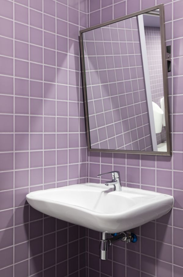 The Social Hub San Sebastián cuenta con lavabos de Fineceramic® de Roca, inodoros tradicionales, accesorios cromados, griferías de ducha y modernas placas de accionamiento. La colección Ona, con su diseño de inspiración mediterránea, aporta calidez e intimidad, mientras que la grifería de lavabo L20, la grifería termostática de ducha T-500, el kit de ducha Stella y los accesorios Victoria aúnan funcionalidad y elegancia. Esta colaboración permitirá a los clientes disfrutar de una experiencia de baño llena de sofisticación, bienestar y relajación, fiel reflejo de la apuesta de ambas marcas por la innovación y la sostenibilidad.3