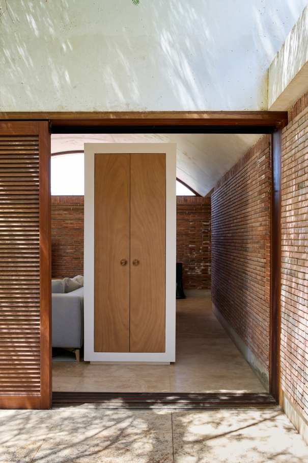 La distribución de Casa IV transforma el baño en un elemento fluido del espacio vital, contribuyendo a mejorar la experiencia de los habitantes de la vivienda. La incorporación de la bañera, el inodoro y el lavabo sobre encimera de la colección Tura genera una sensación de calma y sofisticación, mientras que la grifería Stripes de la colección Nu introduce un toque de dinamismo. La bañera trasciende lo funcional, convirtiéndose en el centro de atención del dormitorio y en un símbolo del estilo de vida mediterráneo. Esta vivienda es un ejemplo de cómo los productos Roca mejoran la experiencia de los usuarios, creando una mezcla perfecta de funcionalidad y diseño, en línea con la filosofía del proyecto, basada en la elegancia discreta y en los detalles cuidadosamente escogidos.15