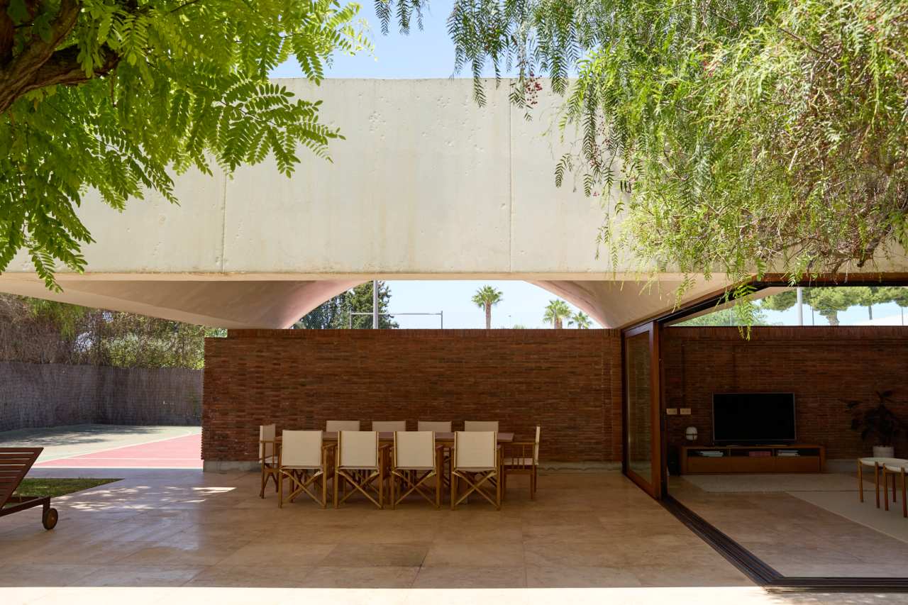 La distribución de Casa IV transforma el baño en un elemento fluido del espacio vital, contribuyendo a mejorar la experiencia de los habitantes de la vivienda. La incorporación de la bañera, el inodoro y el lavabo sobre encimera de la colección Tura genera una sensación de calma y sofisticación, mientras que la grifería Stripes de la colección Nu introduce un toque de dinamismo. La bañera trasciende lo funcional, convirtiéndose en el centro de atención del dormitorio y en un símbolo del estilo de vida mediterráneo. Esta vivienda es un ejemplo de cómo los productos Roca mejoran la experiencia de los usuarios, creando una mezcla perfecta de funcionalidad y diseño, en línea con la filosofía del proyecto, basada en la elegancia discreta y en los detalles cuidadosamente escogidos.8