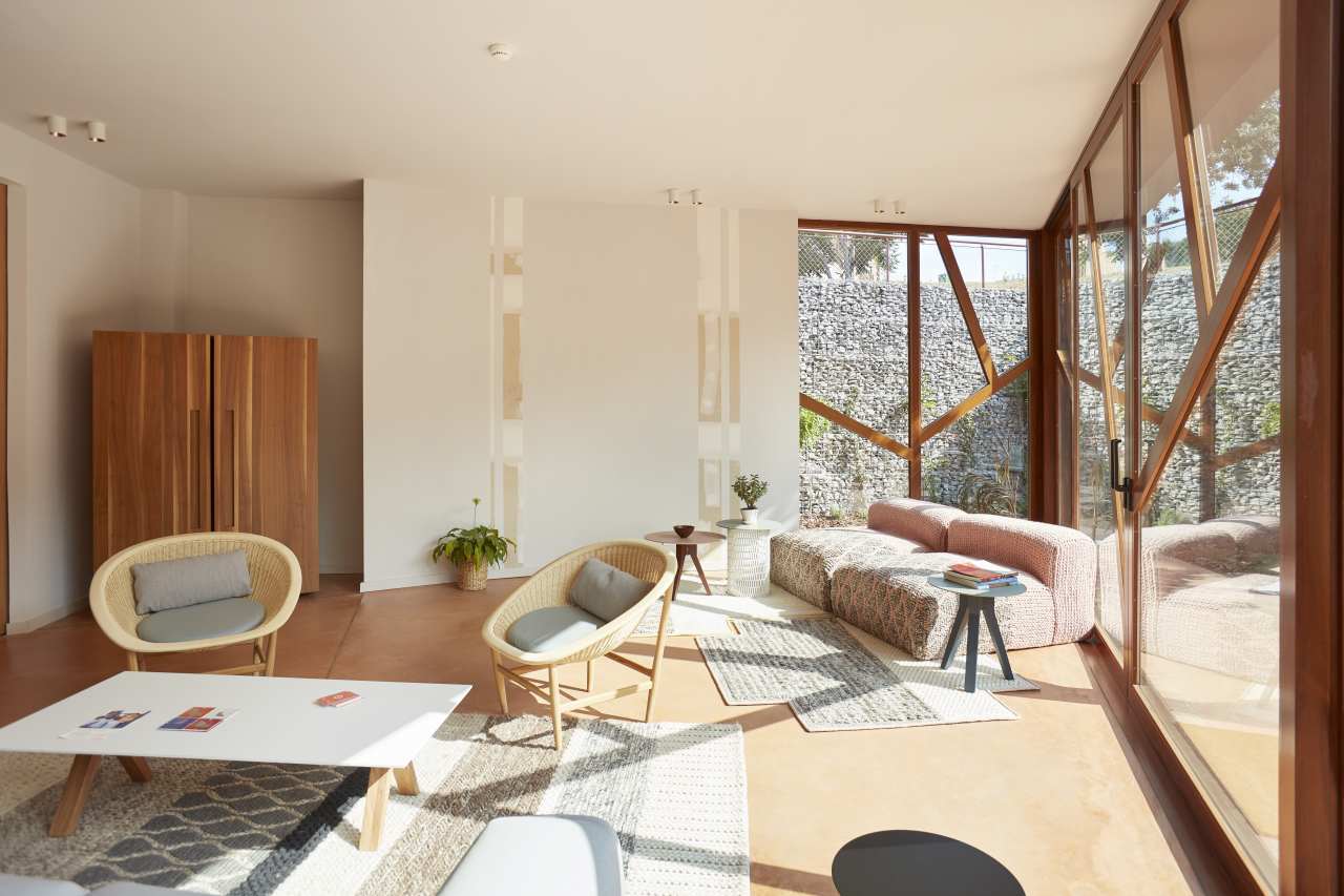 La fundación ofrece atención y apoyo gratuitos a los pacientes de cáncer y a sus familias. El diseño se integra perfectamente en el entorno, con zonas comunes y una acogedora planta baja en forma de abanico con grandes ventanales que dan al jardín. Esta colaboración es una muestra del compromiso con la mejora de la sociedad a través del bienestar y la innovación, que se refleja en la cuidada selección de productos Roca. Entre ellos destacan los lavabos Sofia, combinados con la grifería Lanta y los espejos Luna, y los inodoros Meridian, complementados con placas de accionamiento PL6 Dual, así como griferías de las colecciones Access y Victoria Pro, seleccionadas por su ergonomía. Todos los productos encajan a la perfección con la estética general del centro, que combina tonos neutros relajantes con vivos detalles para fomentar el descanso y el optimismo.5