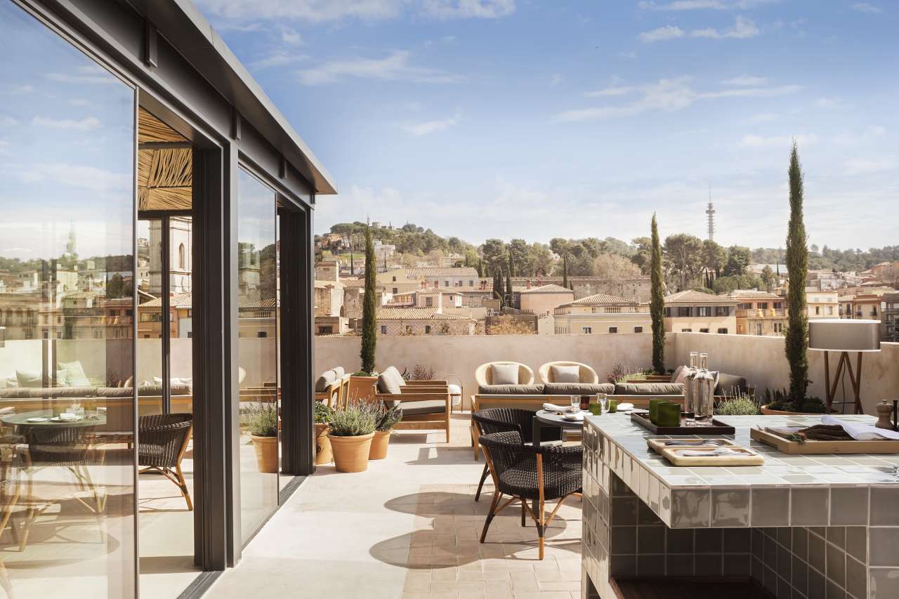 Cada una de las 15 habitaciones del Hotel Casa Cacao muestran una cuidada atención al detalle, fiel reflejo del artesanal proceso de elaboración del chocolate de Casa Cacao. Los baños están diseñados como espacios de relajación y bienestar, con productos Roca elegidos por su calidad y armonía estética con los interiores del hotel. Los toques modernos, como el inodoro Meridian, la grifería Loft y los accesorios Superinox, se complementan con soluciones orientadas al confort como la bañera exenta Virginia o los exclusivos rociadores Rainsense y Raindream. Con esta colaboración, el Hotel Casa Cacao y Roca han redefinido el lujo, ofreciendo a sus huéspedes una fusión única de arte culinario y sofisticación.2