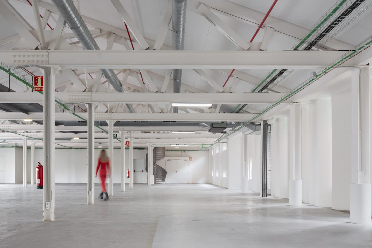 En la transformación de Forkstone destaca el equilibrio entre la conservación del carácter histórico del edificio y la atención a las necesidades de una oficina moderna. Los baños se han concebido como un santuario para los trabajadores de las oficinas, con paredes onduladas de acero, suelos en tonos rojos y elementos con un diseño minimalista. La grifería electrónica Loft y los inodoros suspendidos Ona de Roca encajan a la perfección en la atmósfera del edificio y ofrecen confort y practicidad a este innovador espacio de trabajo.3