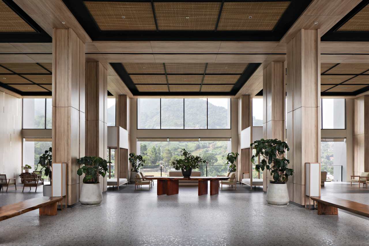 Los espacios de baño del hotel, minimalistas y modernos, están equipados con las soluciones de Roca. Los rociadores Rainsense y Raindream son una fuente de bienestar, mientras que las suaves formas redondeadas de los inodoros Meridian, las bañeras Element y los lavabos The Gap evocan la conexión con la naturaleza. En los espacios públicos del hotel, los urinarios Mural y los lavabos Inspira aportan sofisticación y la máxima funcionalidad, en línea conel compromiso del hotel con el lujo y el diseño más vanguardista.14