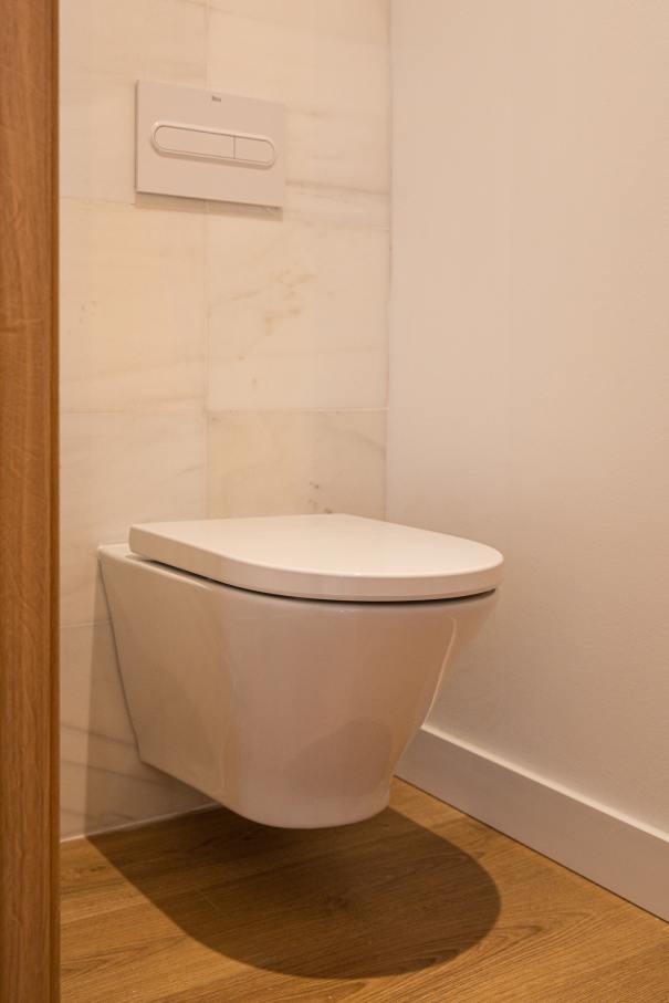 Los baños del Gran Meliá Torre Melina ofrecen una experiencia sofisticada y confortable, realzada por los productos de alta gama de Roca. En las habitaciones Supreme, los huéspedes pueden disfrutar de un exclusivo baño con la original bañera de Stonex® Kauai y la grifería de baño-ducha. Otras habitaciones cuentan con innovadoras soluciones para el espacio de ducha, como los platos de ducha de Stonex® Terran y la grifería termostática T-500, que proporcionan una sensación única en la ducha. Los aseos públicos del hotel cuentan con modernos y funcionales lavabos sobre encimera de la colección Ona, urinarios Mural e inodoros adosados a pared The Gap Round. Los resistentes materiales de Roca Stonex® y Fineceramic® no sólo contribuyen a optimizar los estándares de higiene, sino que también aumentan la eficiencia operativa en todo el hotel, reflejando el compromiso de este establecimiento con la excelencia hotelera.17