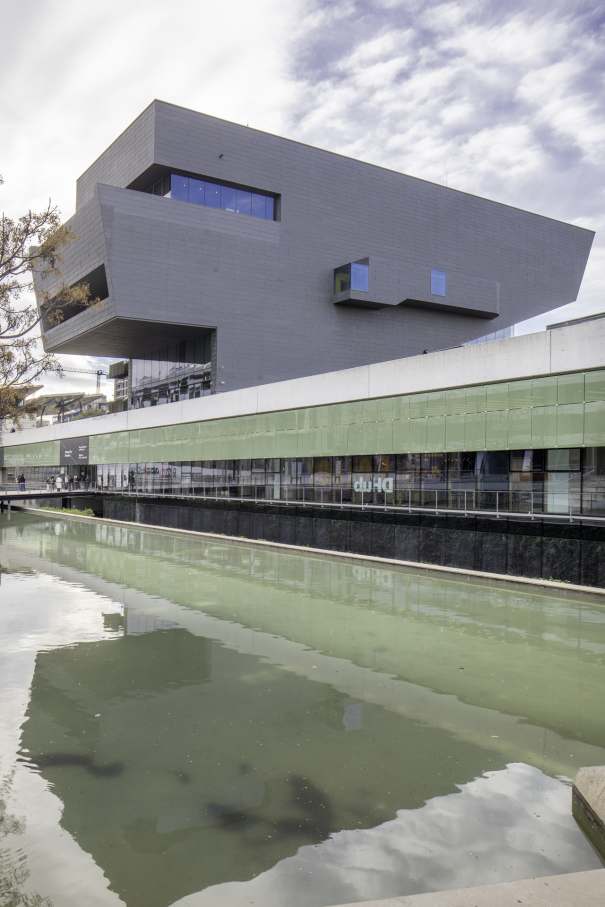 La colaboración de Roca con DHub es un ejemplo del equilibrio entre forma y función. Los productos Roca, entre los que destacan los elegantes lavabos Foro, la grifería Loft-E y los lavabos Meridian, están perfectamente integrados en los modernos espacios del DHub, diseñados por MBM Arquitects. Esta colaboración implica una apuesta por la sostenibilidad y la accesibilidad, demostrando que el diseño más innovador puede mejorar nuestro día a día y contribuir al mismo tiempo a un entorno más sostenible e inclusivo.7