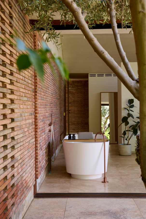 La distribución de Casa IV transforma el baño en un elemento fluido del espacio vital, contribuyendo a mejorar la experiencia de los habitantes de la vivienda. La incorporación de la bañera, el inodoro y el lavabo sobre encimera de la colección Tura genera una sensación de calma y sofisticación, mientras que la grifería Stripes de la colección Nu introduce un toque de dinamismo. La bañera trasciende lo funcional, convirtiéndose en el centro de atención del dormitorio y en un símbolo del estilo de vida mediterráneo. Esta vivienda es un ejemplo de cómo los productos Roca mejoran la experiencia de los usuarios, creando una mezcla perfecta de funcionalidad y diseño, en línea con la filosofía del proyecto, basada en la elegancia discreta y en los detalles cuidadosamente escogidos.14