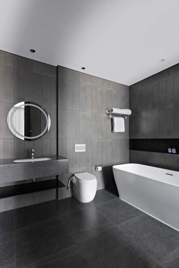 Los espacios de baño del hotel, minimalistas y modernos, están equipados con las soluciones de Roca. Los rociadores Rainsense y Raindream son una fuente de bienestar, mientras que las suaves formas redondeadas de los inodoros Meridian, las bañeras Element y los lavabos The Gap evocan la conexión con la naturaleza. En los espacios públicos del hotel, los urinarios Mural y los lavabos Inspira aportan sofisticación y la máxima funcionalidad, en línea conel compromiso del hotel con el lujo y el diseño más vanguardista.10