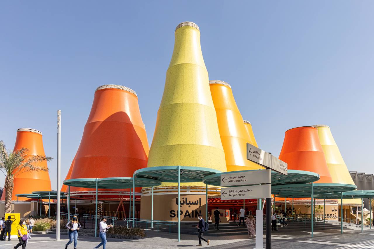 En línea con esta premisa, este espacio, caracterizado por su llamativo y colorido diseño, innovación y sostenibilidad, incorporó las soluciones de baño de Roca más avanzadas, mostrándolas al público. Una serie de vistosos conos aportaron sombra y ventilaron de forma natural el espacio; en su interior los inodoros Inspira y Beyond de Roca fueron el complemento perfecto a las formas fluidas del pabellón y los objetivos de sostenibilidad gracias a su tecnología de ahorro de agua. Por otro lado, los lavabos Inspira, los espejos Iridia y los separadores de urinario Wing replicaban la estética lúdica y sofisticada del entorno. Propuestas como la placa de accionamiento electrónica EP1 y la grifería temporizada Avant demostraron el compromiso de Roca con la eficiencia hídrica, reflejando a la perfección los principios de economía circular y la filosofía del diseño centrado en las personas.