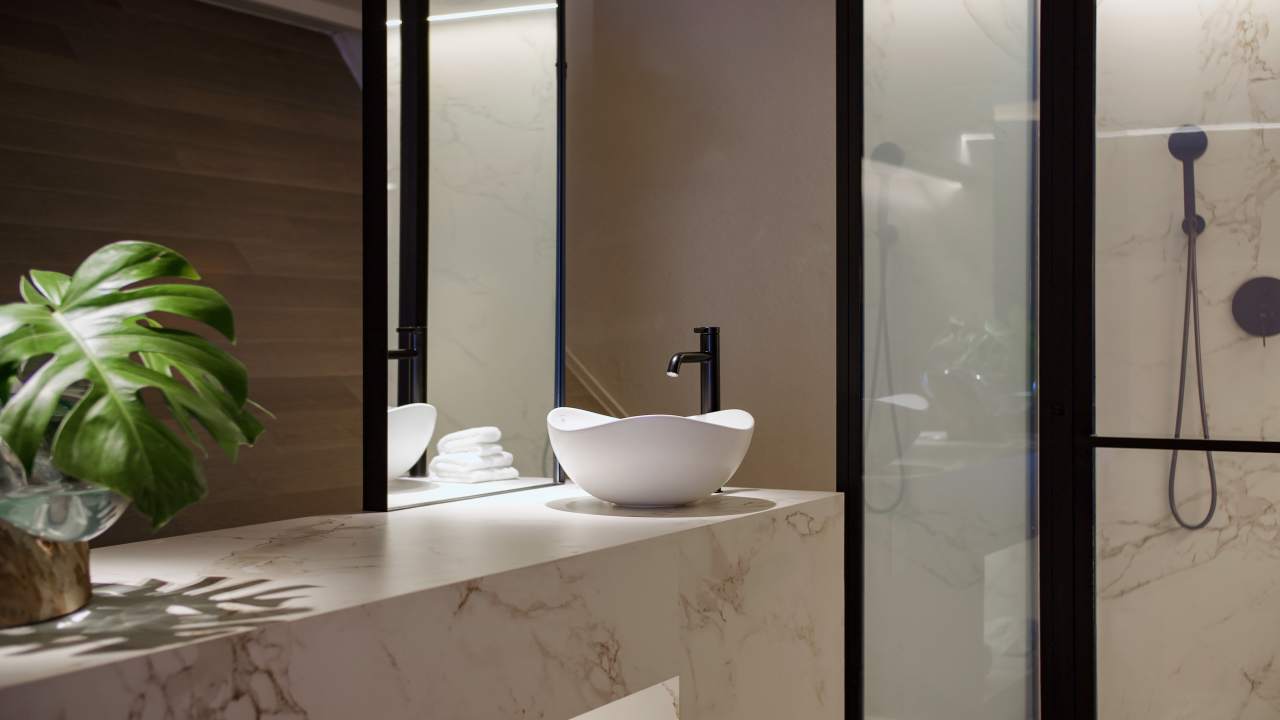 El compromiso de Roca por ofrecer experiencias de baño excepcionales están en perfecta sintonía con el prestigio del Hotel Unique como símbolo del lujo y la excelencia en el diseño en São Paulo. La reforma de 2024 combina modernidad con una elegancia atemporal, mejorando la experiencia de los huéspedes. Para crear una estética impactante, se ha combinado la grifería de lavabo de caño alto Ona de Roca en negro titanio con los lavabos Ohtake y Horizon. Los rociadores Rainsense en negro mate y las duchas de mano Stella proporcionan una agradable sensación de confort, mientras que los inodoros Inspira con tecnología Rimless completan un baño sostenible, sofisticado y minimalista.5