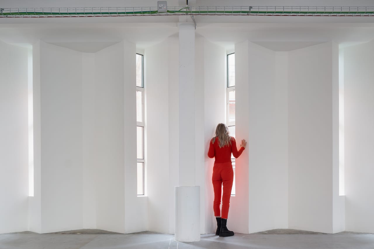 En la transformación de Forkstone destaca el equilibrio entre la conservación del carácter histórico del edificio y la atención a las necesidades de una oficina moderna. Los baños se han concebido como un santuario para los trabajadores de las oficinas, con paredes onduladas de acero, suelos en tonos rojos y elementos con un diseño minimalista. La grifería electrónica Loft y los inodoros suspendidos Ona de Roca encajan a la perfección en la atmósfera del edificio y ofrecen confort y practicidad a este innovador espacio de trabajo.5