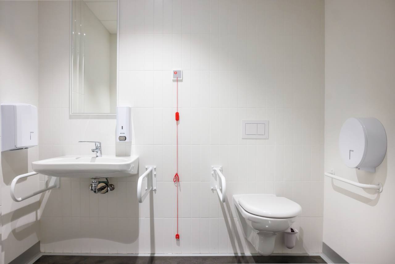 El interiorismo de los baños de TriQube cuentan con una estética minimalista que invita a la calma, con formas redondeadas y una paleta de colores relajantes que crean un ambiente de serenidad. Los urinarios Chic añaden un toque de elegancia con un estilo urbano, mientras las asas de baño Access y los inodoros Meridian garantizan la accesibilidad y el máximo confort. Los productos Roca han sido cuidadosamente seleccionados para contribuir a la funcionalidad y el espíritu de innovación del espacio, aportando los más altos estándares de calidad y diseño.7