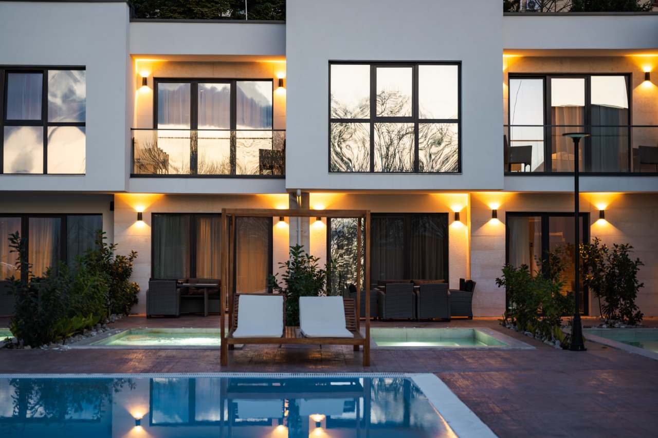 Los baños del hotel cumplen con los más altos estándares de la hostelería moderna gracias a la amplia gama de productos Roca presente en el establecimiento. Las duchas de mano Stella y los rociadores Rainsense ofrecen una experiencia envolvente en la ducha y un ambiente similar al de un spa, mientras los inodoros The Gap, los lavabos Horizon y la grifería Victoria Plus destacan por su funcionalidad y fácil manejo. Estas soluciones de baño, de gran durabilidad y un diseño moderno, logran crear espacios uniformes y elegantes que reflejan el compromiso del complejo hotelero de garantizar a sus huéspedes una experiencia relajante y reparadora.6