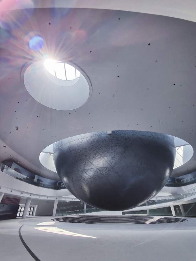 El Museo de Astronomía de Shanghái, diseñado por Ennead Architects y Thomas Wong, aúna simbolismo científico y cultural. Las soluciones de baño Roca han sido escogidas por su diseño limpio y moderno y su resistencia a un uso intensivo en espacios públicos. Los inodoros The Gap, los urinarios Site, los urinarios Chic con alimentación oculta, la grifería de lavabo L20-E y los lavabos bajo encimera Berna ofrecen la combinación perfecta de durabilidad y estilo. La grifería y los urinarios con sensor permiten un uso sin contacto, ofreciendo una mayor higiene y reduciendo al mismo tiempo el consumo de agua. Todas estas ventajas hacen que los baños cumplan con las normas estéticas del museo y mantengan el espacio limpio e higiénico.5