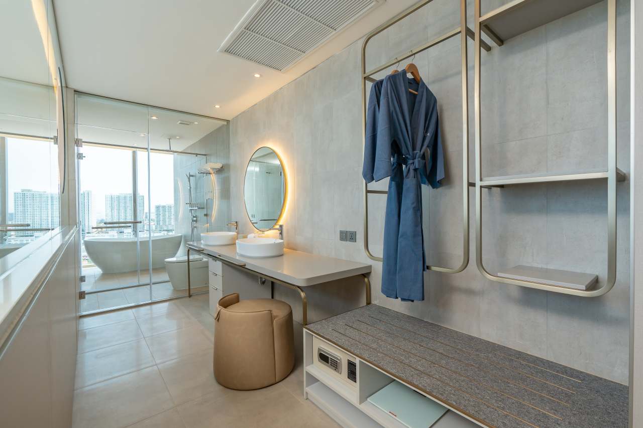 El diseño del hotel Akara Pattaya gira en torno a la dualidad entre serenidad y energía. Las soluciones de baño Roca fueron escogidas por su capacidad para adaptarse a esta transformación gracias a su funcionalidad, versatilidad y diseño elegante. El inodoro Inspira, el lavabo The Gap Round y la grifería L20 destacan por su minimalismo que transmite una sensación de tranquilidad y armonía. La aparente sencillez de las griferías Loft y Atlas contribuye a acentuar este ambiente de serenidad, logrando que los huéspedes se vean transportados a un oasis de sofisticación, ya sea bañado por la luminosidad del día o por la energía nocturna. Con el fin de contribuir aún más al bienestar de los huéspedes, la bañera encastrada Palma y la grifería de pie de baño-ducha Escuadra crean un lujoso santuario, mientras que el rociador Raindream y la ducha de mano Plenum ofrecen una experiencia de ducha envolvente.