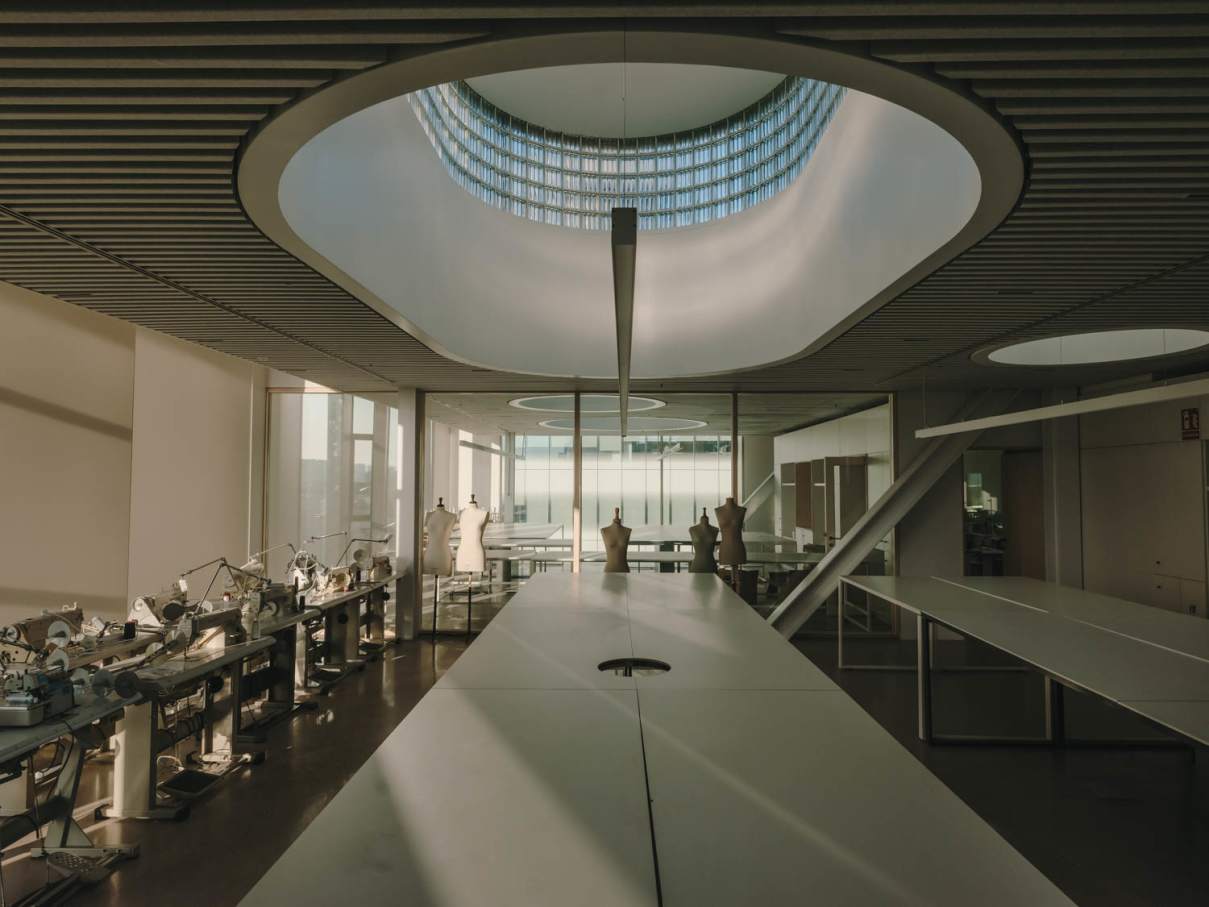 La colección Nu de grifería, presente en las cocinas, ha sido seleccionada por su vibrante color e innovador diseño. El divertido acabado amarillo miel aporta personalidad a los minimalistas baños comunes. Los inodoros suspendidos Rimless® de la colección The Gap Round, los inodoros de la colección Meridian y los urinarios de porcelana de la colección Hall cuentan con diseño moderno que refleja la estética del edificio. El lavabo mural Debba, de líneas redondeadas y con un estilo inconfundible, es la elección perfecta para baños muy transitados gracias a su durabilidad y funcionalidad. Las colecciones de grifería Brava e Instant, con un moderno e intuitivo diseño, son fáciles de utilizar e ideales para entornos de uso intensivo.5