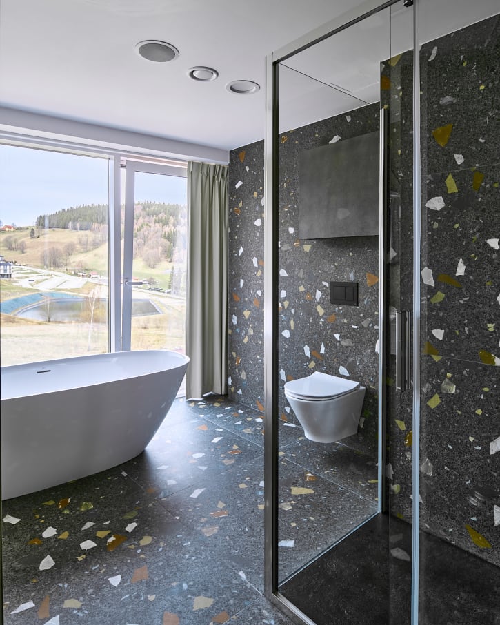 Los baños del hotel están equipados con las colecciones de Roca Inspira, Loft, Atlas y Nexo. Los lavabos Inspira ofrecen versatilidad y un uso eficiente del espacio; en cuanto a la grifería Loft permite controlar el caudal de agua de forma precisa, mientras que Atlas resulta fácil de manejar y ofrece la durabilidad requerida en un entorno de uso intensivo. Asimismo, varios apartamentos disponen de bañeras de la colección Ariane, que permiten a los huéspedes relajarse mientras disfrutan de la vista panorámica.2