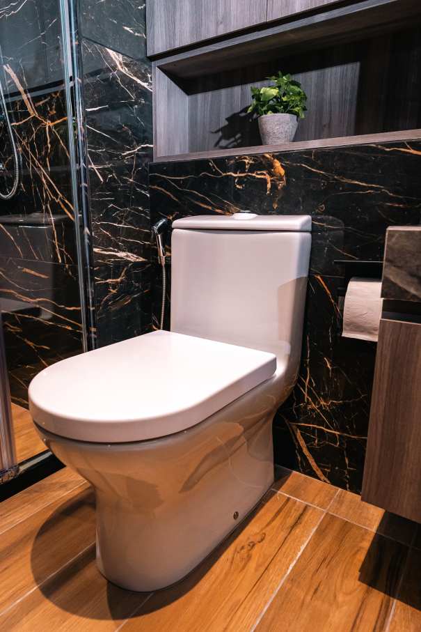 Las soluciones de Roca seleccionadas en los espacios de baño y las cocinas de todas las viviendas son el complemento perfecto al estilo exclusivo de las torres. Entre ellas se encuentran los inodoros Nexo y los inodoros suspendidos Meridian-N y The Gap, con asientos de caída amortiguada para un mayor confort. Con el fin de crear una experiencia exclusiva en la zona de ducha, se ha optado por el rociador circular Rainsense y la ducha de mano Stella, mientras que algunos apartamentos cuentan con la bañera Virginia, caracterizada por su elegante estética y grandes dimensiones. Asimismo, se han seleccionado lavabos de las colecciones Inspira, fabricados en Fineceramic®, y Bol, que realzan el diseño sofisticado de cada vivienda.7