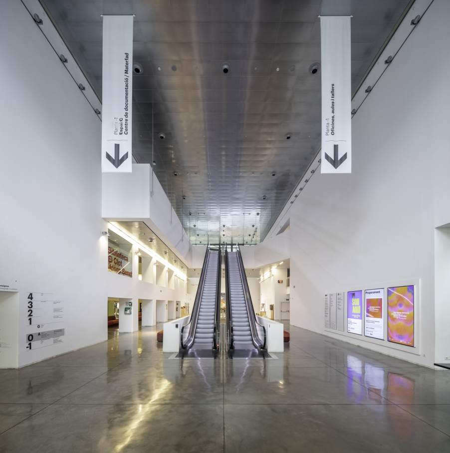 La colaboración de Roca con DHub es un ejemplo del equilibrio entre forma y función. Los productos Roca, entre los que destacan los elegantes lavabos Foro, la grifería Loft-E y los lavabos Meridian, están perfectamente integrados en los modernos espacios del DHub, diseñados por MBM Arquitects. Esta colaboración implica una apuesta por la sostenibilidad y la accesibilidad, demostrando que el diseño más innovador puede mejorar nuestro día a día y contribuir al mismo tiempo a un entorno más sostenible e inclusivo.9