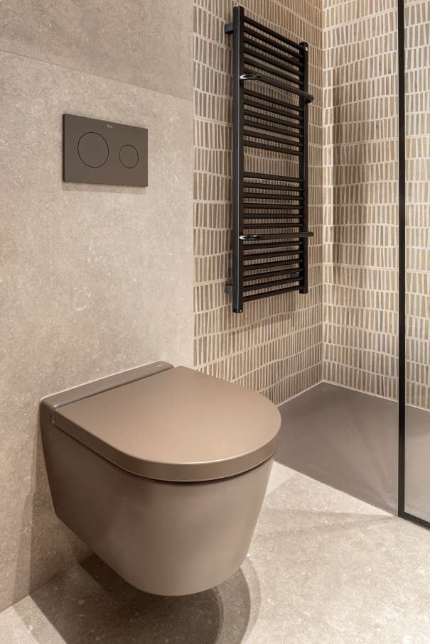 La prioridad en el diseño interior del hotel es garantizar que los huéspedes se vayan con una sonrisa, sintiéndose relajados y completamente satisfechos. Adoptando el enfoque minimalista del hygge, el diseño transmite una agradable sensación de confort a través de una cuidada selección de colores y mobiliario en materiales naturales con suaves curvas y formas orgánicas. En perfecta sintonía con la filosofía hygge, las líneas suaves y las formas redondeadas del lavabo Beyond de color café y del inodoro y bidé Inspira irradian relajación, calidez y armonía. El diseño de la colección Ona, inspirado en la naturaleza, se suma a la estética relajante. Los bidés y lavabos suspendidos contribuyen a crear una sensación de amplitud y equilibrio que evoca la serenidad de los paisajes tranquilos. De esta forma, el confort y el hygge se transmiten a todos los huéspedes del hotel. Los aseos públicos para hombres cuentan con los minimalistas urinarios Proton y los aseos accesibles están equipados con inodoros Access y asas de baño, garantizando un entorno acogedor e inclusivo para todos.22