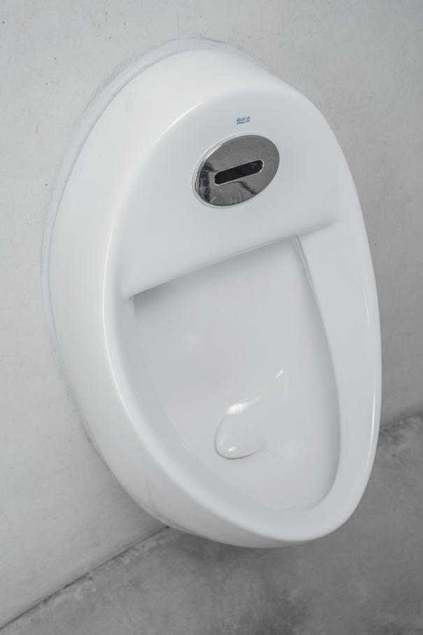 Diseñado por el estudio MAD Architects, de Ma Yansong, The Cloudscape es una estructura lisa de hormigón visto con aberturas circulares y ventanas envolventes que recuerdan a una criatura marina o a una antigua cueva. La colaboración entre MAD Architects y Roca es la combinación perfecta de diseño visionario y un saber hacer innovador, dando lugar a un espacio público funcional y lleno de belleza. La mitad del proyecto está dedicado a equipamientos públicos, donde destacan el elegante lavabo The Gap Round, la grifería Touchless Loft y los urinarios de bajo consumo Euret. Estos productos Roca complementan el diseño de la biblioteca y proporcionan una experiencia envolvente y respetuosa con el medio ambiente a todos los visitantes.1