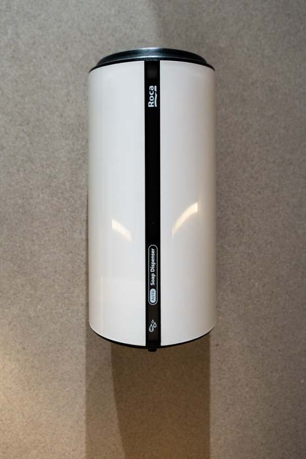 El restaurante Omeraki es pionero a la hora de ofrecer una experiencia gastronómica creativa y respetuosa con el medio ambiente. La sostenibilidad es el núcleo de su filosofía, que se traslada al diseño de los baños a través de los innovadores productos de Roca. Entre ellos destaca el icónico inodoro W+W, presente tanto en el baño de hombres como en el de mujeres, donde proporciona una solución sostenible y eficiente sin comprometer el diseño. La elegancia y funcionalidad del baño se ve realzada por los lavabos totem de Fineceramic® de la colección Beyond y la grifería electrónica Loft.4