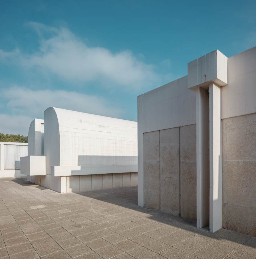 Con el fin de adaptar los baños a las necesidades actuales y respetar la integridad del edificio, los productos seleccionados deben transmitir los ideales contemporáneos de su arquitectura y ser accesibles e inclusivos. El diseño lineal y estructurado de los lavabos murales y las suaves curvas y volúmenes apilados de los inodoros suspendidos Roca Rimless® evocan una simplicidad atemporal y se hacen eco de los ideales modernistas del edificio de Sert. La colección Access, adecuada para todo tipo de usuarios, ha sido otra incorporación esencial a los baños, incluidos los asientos y tapas de inodoro, los espejos basculantes y los asientos de ducha abatibles. La elección de los dispensadores de toallas y las papeleras de la colección Public han contribuido a una mayor funcionalidad del espacio.6