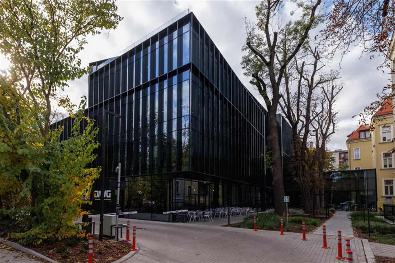 El interiorismo de los baños de TriQube cuentan con una estética minimalista que invita a la calma, con formas redondeadas y una paleta de colores relajantes que crean un ambiente de serenidad. Los urinarios Chic añaden un toque de elegancia con un estilo urbano, mientras las asas de baño Access y los inodoros Meridian garantizan la accesibilidad y el máximo confort. Los productos Roca han sido cuidadosamente seleccionados para contribuir a la funcionalidad y el espíritu de innovación del espacio, aportando los más altos estándares de calidad y diseño.