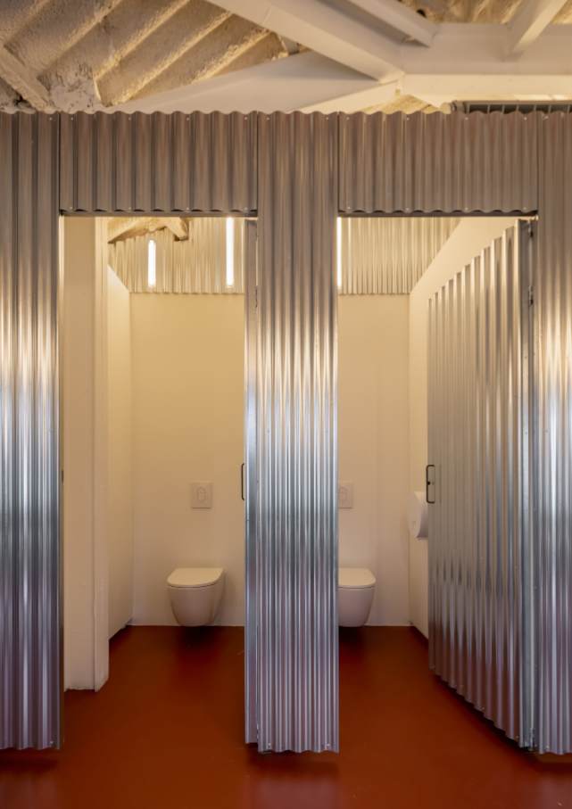 En la transformación de Forkstone destaca el equilibrio entre la conservación del carácter histórico del edificio y la atención a las necesidades de una oficina moderna. Los baños se han concebido como un santuario para los trabajadores de las oficinas, con paredes onduladas de acero, suelos en tonos rojos y elementos con un diseño minimalista. La grifería electrónica Loft y los inodoros suspendidos Ona de Roca encajan a la perfección en la atmósfera del edificio y ofrecen confort y practicidad a este innovador espacio de trabajo.6