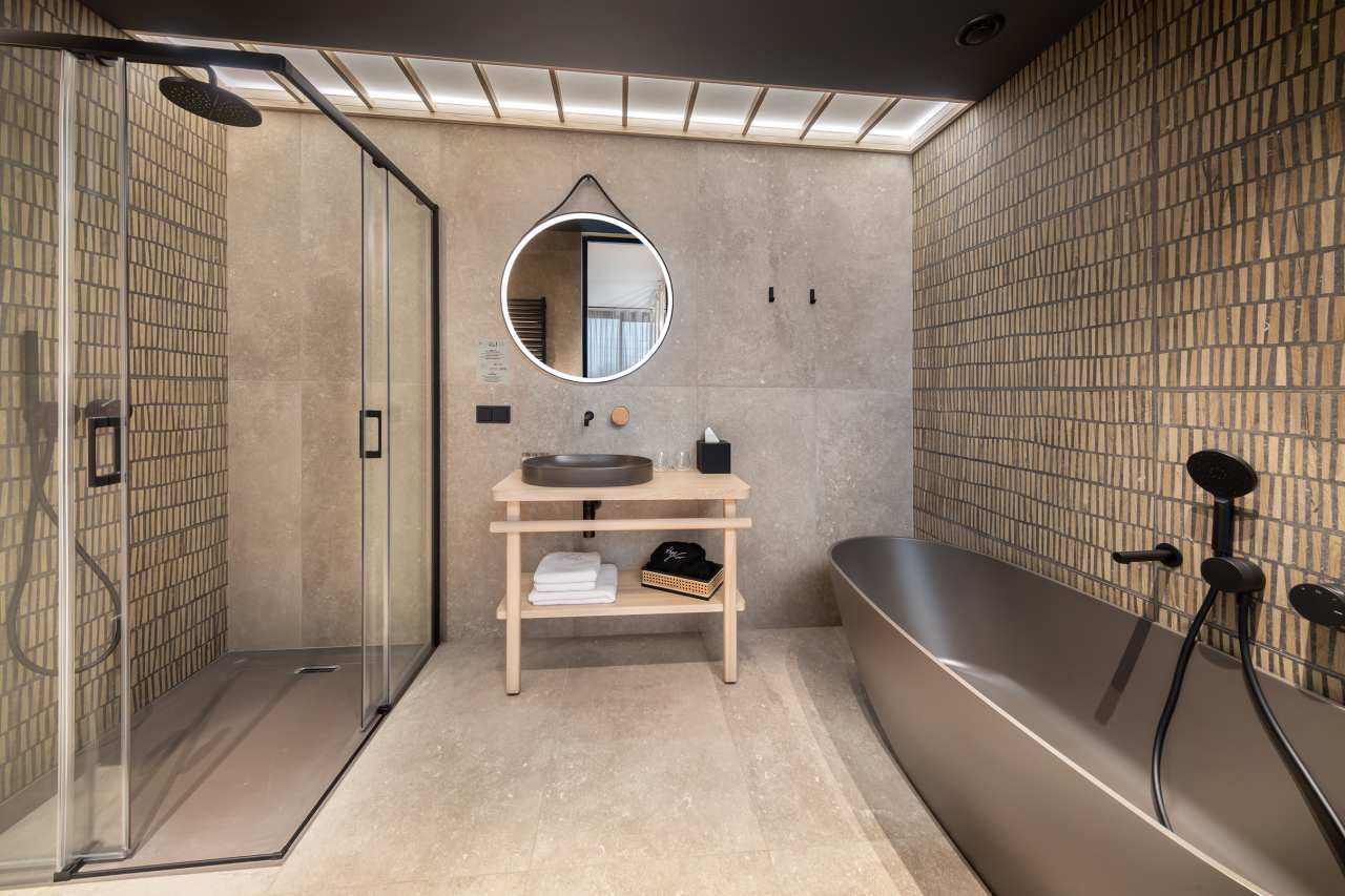 La prioridad en el diseño interior del hotel es garantizar que los huéspedes se vayan con una sonrisa, sintiéndose relajados y completamente satisfechos. Adoptando el enfoque minimalista del hygge, el diseño transmite una agradable sensación de confort a través de una cuidada selección de colores y mobiliario en materiales naturales con suaves curvas y formas orgánicas. En perfecta sintonía con la filosofía hygge, las líneas suaves y las formas redondeadas del lavabo Beyond de color café y del inodoro y bidé Inspira irradian relajación, calidez y armonía. El diseño de la colección Ona, inspirado en la naturaleza, se suma a la estética relajante. Los bidés y lavabos suspendidos contribuyen a crear una sensación de amplitud y equilibrio que evoca la serenidad de los paisajes tranquilos. De esta forma, el confort y el hygge se transmiten a todos los huéspedes del hotel. Los aseos públicos para hombres cuentan con los minimalistas urinarios Proton y los aseos accesibles están equipados con inodoros Access y asas de baño, garantizando un entorno acogedor e inclusivo para todos.39