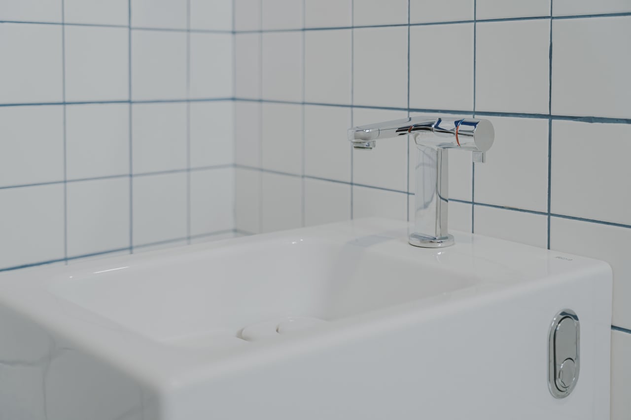 La pieza clave en los baños de este proyecto es el galardonado W+W, una ingeniosa combinación de lavabo e inodoro que permite ahorrar hasta un 25 % de agua. Esta pieza incorpora la grifería Single Pro, que incluye un innovador cartucho que reduce al mínimo el consumo de agua y las emisiones de CO2, una nueva muestra de la integración de tecnología al servicio del medioambiente que caracteriza a Roca. Los urinarios Proton también contribuyen a un uso eficiente de recursos con su diseño minimalista y un sistema de descarga sin contacto que utiliza únicamente 0,5 litros de agua por descarga. Por otro lado, la combinación de los inodoros suspendidos The Gap y las placas de accionamiento PL1 Dual añade funcionalidad y estilo a este espacio público. Asimismo, los lavabos sobre encimera The Gap Round realzan aún más la estética de los baños del museo. Este enclave también llama la atención de sus visitantes con exposiciones.20