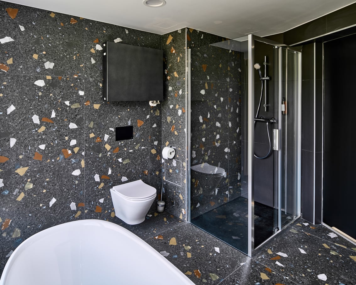 Los baños del hotel están equipados con las colecciones de Roca Inspira, Loft, Atlas y Nexo. Los lavabos Inspira ofrecen versatilidad y un uso eficiente del espacio; en cuanto a la grifería Loft permite controlar el caudal de agua de forma precisa, mientras que Atlas resulta fácil de manejar y ofrece la durabilidad requerida en un entorno de uso intensivo. Asimismo, varios apartamentos disponen de bañeras de la colección Ariane, que permiten a los huéspedes relajarse mientras disfrutan de la vista panorámica.3