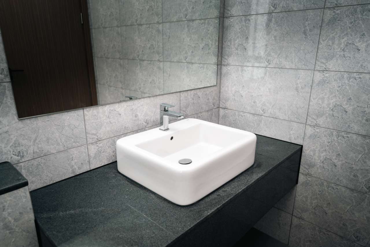 Las soluciones de Roca seleccionadas en los espacios de baño y las cocinas de todas las viviendas son el complemento perfecto al estilo exclusivo de las torres. Entre ellas se encuentran los inodoros Nexo y los inodoros suspendidos Meridian-N y The Gap, con asientos de caída amortiguada para un mayor confort. Con el fin de crear una experiencia exclusiva en la zona de ducha, se ha optado por el rociador circular Rainsense y la ducha de mano Stella, mientras que algunos apartamentos cuentan con la bañera Virginia, caracterizada por su elegante estética y grandes dimensiones. Asimismo, se han seleccionado lavabos de las colecciones Inspira, fabricados en Fineceramic®, y Bol, que realzan el diseño sofisticado de cada vivienda.4