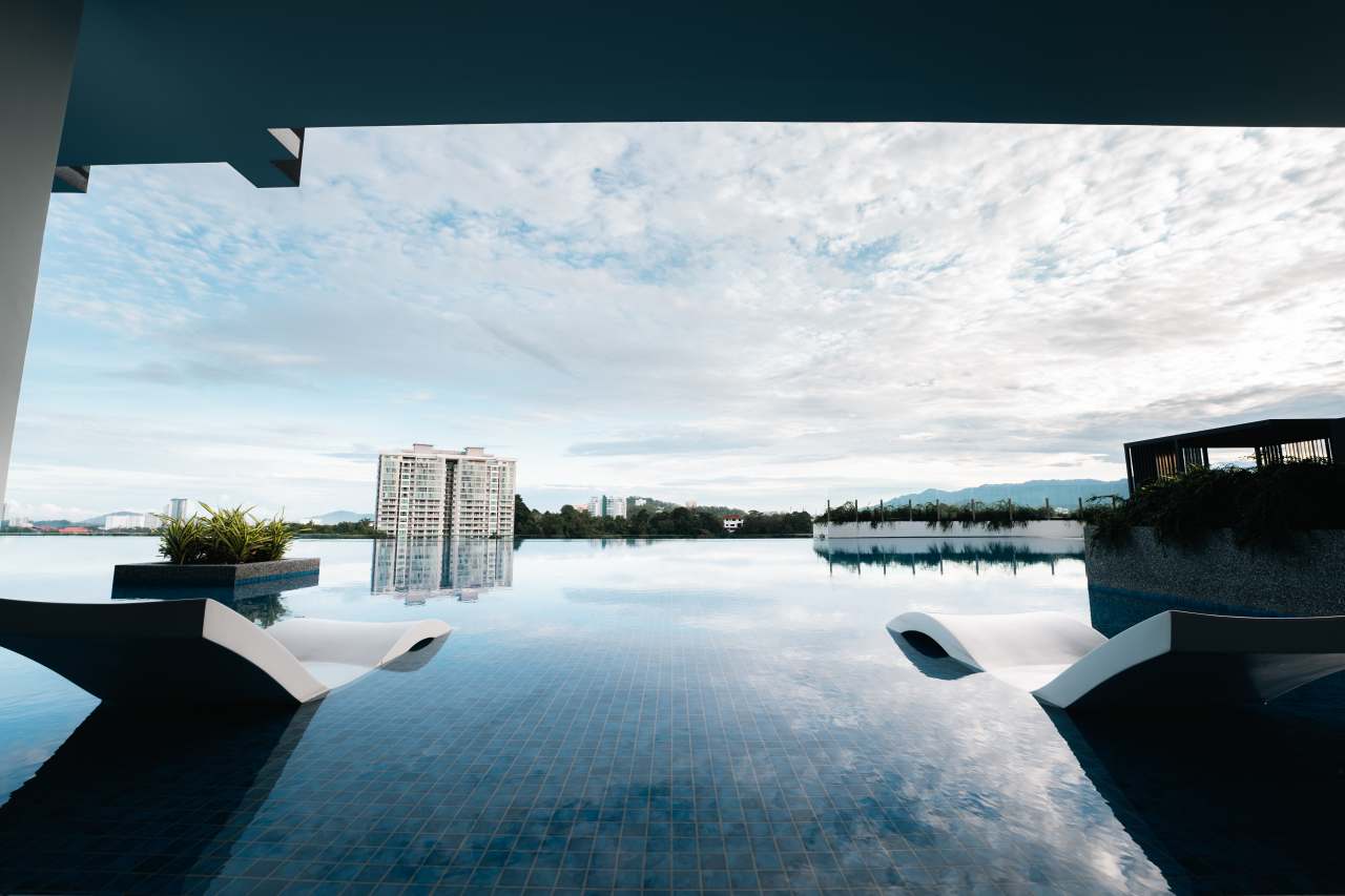 Las soluciones de Roca seleccionadas en los espacios de baño y las cocinas de todas las viviendas son el complemento perfecto al estilo exclusivo de las torres. Entre ellas se encuentran los inodoros Nexo y los inodoros suspendidos Meridian-N y The Gap, con asientos de caída amortiguada para un mayor confort. Con el fin de crear una experiencia exclusiva en la zona de ducha, se ha optado por el rociador circular Rainsense y la ducha de mano Stella, mientras que algunos apartamentos cuentan con la bañera Virginia, caracterizada por su elegante estética y grandes dimensiones. Asimismo, se han seleccionado lavabos de las colecciones Inspira, fabricados en Fineceramic®, y Bol, que realzan el diseño sofisticado de cada vivienda.11