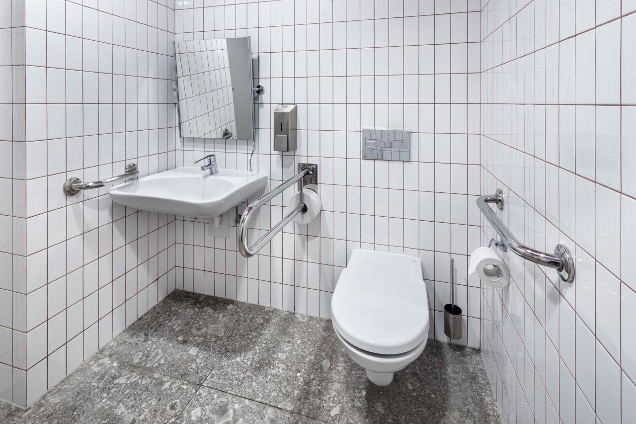 El proyecto, dirigido por el estudio holandés MVRDV en colaboración con el estudio polaco Q2 Studio, combina la rehabilitación histórica con una ampliación moderna. Los interiores, galardonados con el prestigioso premio ArchDaily al Edificio del Año en 2021, aúnan a la perfección funcionalidad y estética. Para garantizar el confort de todos los usuarios, los espacios de baño cuentan con productos Roca, como los lavabos suspendidos Debba, los urinarios Nexo y los inodoros suspendidos The Gap Rimless. Asimismo, la grifería electrónica L20 y la grifería de lavabo con maneta gerontológica completan el equipamiento de los baños, reflejando el compromiso del proyecto con la calidad y la excelencia en el diseño.6